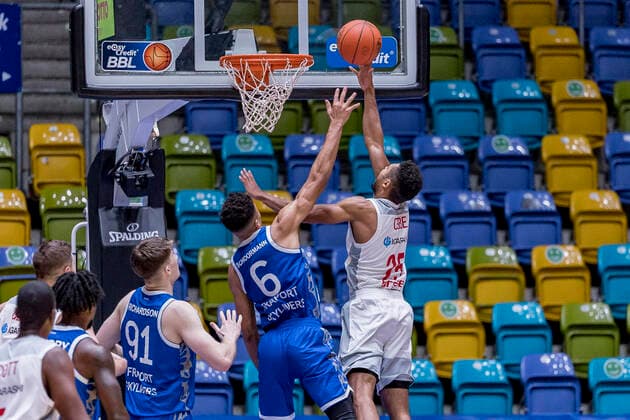 easyCredit BBL, Fraport Skyliners vs Brose Bamberg, Frankfurt, Fraport Arena, 7 11 2021 Len Adam Schoormann Fraport Skyliners 6 Kenneth Ogbe Brose Bamberg 25 , Fraport Skyliners vs Brose Bamberg, Frankfurt, Fraport Arena, 7 11 2021 Copyright: xBEAUTIFULxSPORTS Gawlikx