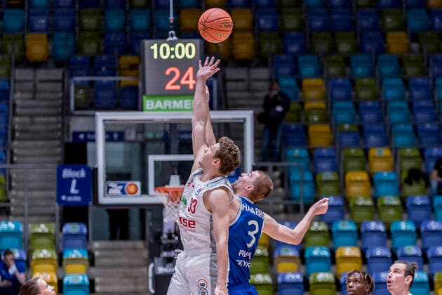 easyCredit BBL, Fraport Skyliners vs Brose Bamberg, Frankfurt, Fraport Arena, 7 11 2021 Patrick Heckmann Brose Bamberg 33 Matt Haarms Fraport Skyliners 3 , Fraport Skyliners vs Brose Bamberg, Frankfurt, Fraport Arena, 7 11 2021 Copyright: xBEAUTIFULxSPORTS Gawlikx