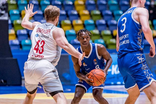 easyCredit BBL, Fraport Skyliners vs Brose Bamberg, Frankfurt, Fraport Arena, 7 11 2021 Christian Sengfelder Brose Bamberg 43 Brancou Badio Fraport Skyliners 8 , Fraport Skyliners vs Brose Bamberg, Frankfurt, Fraport Arena, 7 11 2021 Copyright: xBEAUTIFULxSPORTS Gawlikx