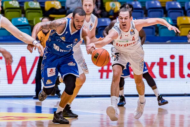 easyCredit BBL, Fraport Skyliners vs Brose Bamberg, Frankfurt, Fraport Arena, 7 11 2021 Rasheed Moore Fraport Skyliners 20 Omar Prewitt Brose Bamberg 4 , Fraport Skyliners vs Brose Bamberg, Frankfurt, Fraport Arena, 7 11 2021 Copyright: xBEAUTIFULxSPORTS Gawlikx
