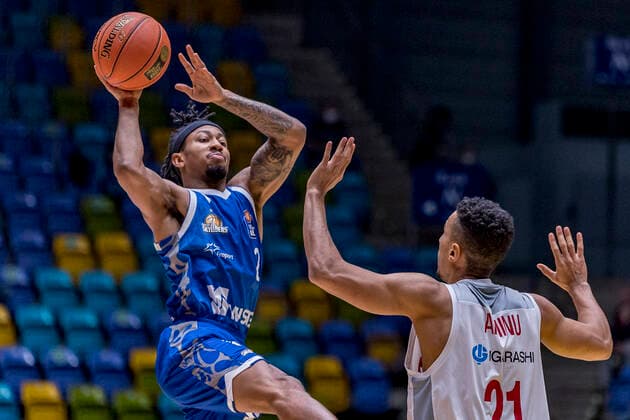 easyCredit BBL, Fraport Skyliners vs Brose Bamberg, Frankfurt, Fraport Arena, 7 11 2021 Donovan Donaldson Fraport Skyliners 2 Joel Aminu Brose Bamberg 21 , Fraport Skyliners vs Brose Bamberg, Frankfurt, Fraport Arena, 7 11 2021 Copyright: xBEAUTIFULxSPORTS Gawlikx