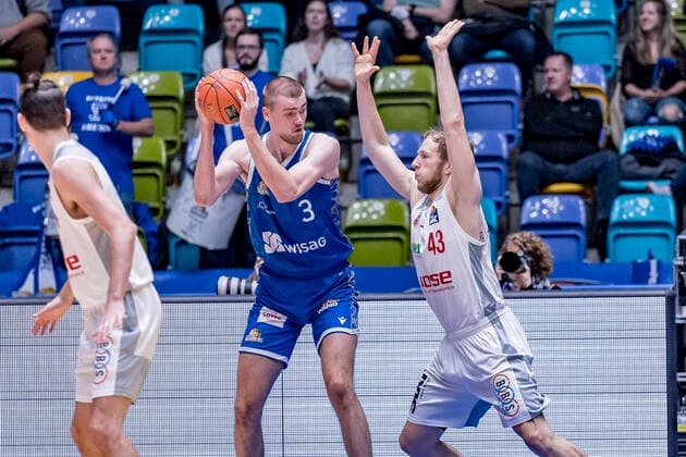 easyCredit BBL, Fraport Skyliners vs Brose Bamberg, Frankfurt, Fraport Arena, 7 11 2021 Matt Haarms Fraport Skyliners 3 Christian Sengfelder Brose Bamberg 43 , Fraport Skyliners vs Brose Bamberg, Frankfurt, Fraport Arena, 7 11 2021 Copyright: xBEAUTIFULxSPORTS Gawlikx