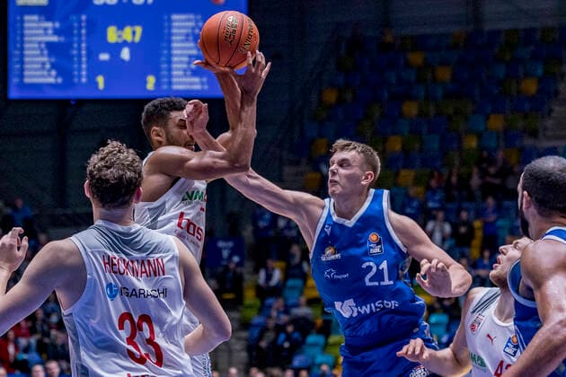 easyCredit BBL, Fraport Skyliners vs Brose Bamberg, Frankfurt, Fraport Arena, 7 11 2021 Kenneth Ogbe Brose Bamberg 25 Lorenz Brenneke Fraport Skyliners 21 , Fraport Skyliners vs Brose Bamberg, Frankfurt, Fraport Arena, 7 11 2021 Copyright: xBEAUTIFULxSPORTS Gawlikx
