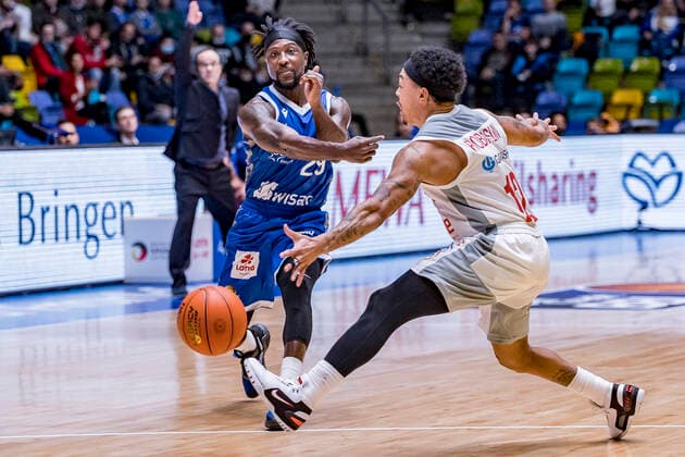 easyCredit BBL, Fraport Skyliners vs Brose Bamberg, Frankfurt, Fraport Arena, 7 11 2021 Will Cherry Fraport Skyliners 29 Justin Robinson Brose Bamberg 12 , Fraport Skyliners vs Brose Bamberg, Frankfurt, Fraport Arena, 7 11 2021 Copyright: xBEAUTIFULxSPORTS Gawlikx
