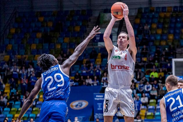 easyCredit BBL, Fraport Skyliners vs Brose Bamberg, Frankfurt, Fraport Arena, 7 11 2021 Will Cherry Fraport Skyliners 29 Omar Prewitt Brose Bamberg 4 , Fraport Skyliners vs Brose Bamberg, Frankfurt, Fraport Arena, 7 11 2021 Copyright: xBEAUTIFULxSPORTS Gawlikx