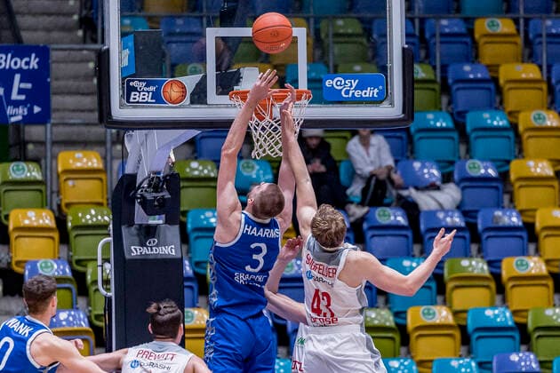 easyCredit BBL, Fraport Skyliners vs Brose Bamberg, Frankfurt, Fraport Arena, 7 11 2021 Matt Haarms Fraport Skyliners 3 Christian Sengfelder Brose Bamberg 43 , Fraport Skyliners vs Brose Bamberg, Frankfurt, Fraport Arena, 7 11 2021 Copyright: xBEAUTIFULxSPORTS Gawlikx
