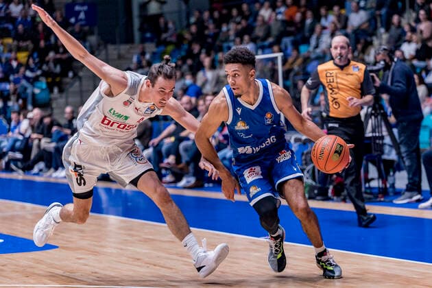 easyCredit BBL, Fraport Skyliners vs Brose Bamberg, Frankfurt, Fraport Arena, 7 11 2021 Omar Prewitt Brose Bamberg 4 Len Adam Schoormann Fraport Skyliners 6 , Fraport Skyliners vs Brose Bamberg, Frankfurt, Fraport Arena, 7 11 2021 Copyright: xBEAUTIFULxSPORTS Gawlikx