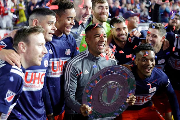 FOXBOROUGH, MA - NOVEMBER 07: New England Revolution defender A.J. DeLaGarza (28) holds the Supporters Shield after a match between the New England Revolution and Inter Miami CF on November 7, 2021, at Gillette Stadium in Foxborough, Massachusetts. (Photo by Fred Kfoury III Icon Sportswire) SOCCER: NOV 07 MLS, Fussball Herren, USA - Inter Miami CF at New England Revolution Icon482211107024