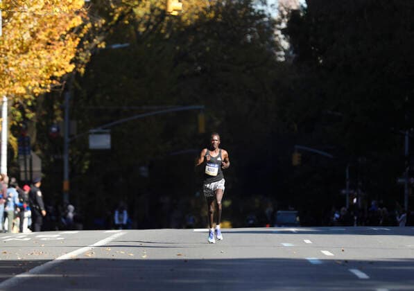 (211108) -- NEW YORK, Nov. 8, 2021 -- Albert Korir of Kenya competes during the 50th running of the New York City Marathon in New York, the United States on Nov. 7, 2021. ) (SP)US-NEW YORK-MARATHON WangxYing 