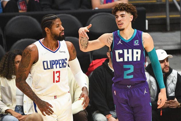 LOS ANGELES, CA - NOVEMBER 07: Charlotte Hornets Guard LaMelo Ball (2) celebrates in front of Los Angeles Clippers Forward Paul George (13) during a NBA, Basketball Herren, USA game between the Charlotte Hornets and the Los Angeles Clippers on November 7, 2021 at STAPLES Center in Los Angeles, CA. (Photo by Brian Rothmuller Icon Sportswire) NBA: NOV 07 Hornets at Clippers Icon211107001
