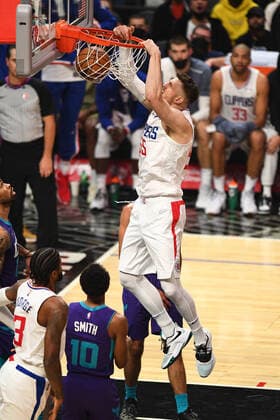 LOS ANGELES, CA - NOVEMBER 07: Los Angeles Clippers Center Isaiah Hartenstein (55) dunks the ball during a NBA, Basketball Herren, USA game between the Charlotte Hornets and the Los Angeles Clippers on November 7, 2021 at STAPLES Center in Los Angeles, CA. (Photo by Brian Rothmuller Icon Sportswire) NBA: NOV 07 Hornets at Clippers Icon211107003