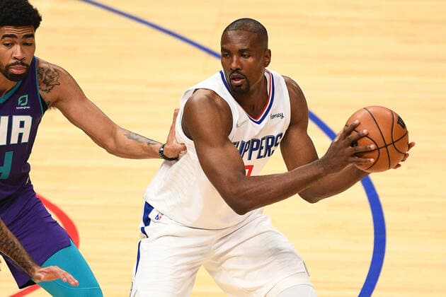 LOS ANGELES, CA - NOVEMBER 07: Los Angeles Clippers Center Serge Ibaka (9) makes a pass during a NBA, Basketball Herren, USA game between the Charlotte Hornets and the Los Angeles Clippers on November 7, 2021 at STAPLES Center in Los Angeles, CA. (Photo by Brian Rothmuller Icon Sportswire) NBA: NOV 07 Hornets at Clippers Icon211107006