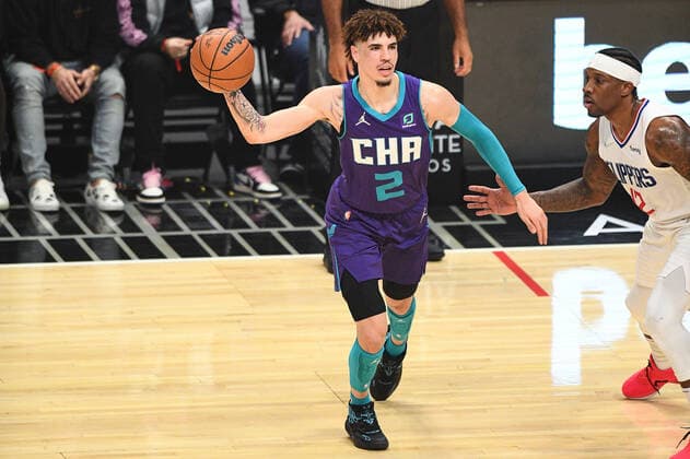 LOS ANGELES, CA - NOVEMBER 07: Charlotte Hornets Guard LaMelo Ball (2) makes a pass during a NBA, Basketball Herren, USA game between the Charlotte Hornets and the Los Angeles Clippers on November 7, 2021 at STAPLES Center in Los Angeles, CA. (Photo by Brian Rothmuller Icon Sportswire) NBA: NOV 07 Hornets at Clippers Icon211107008
