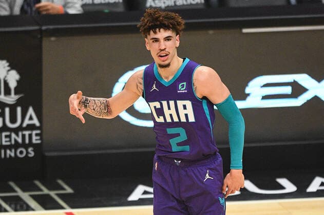 LOS ANGELES, CA - NOVEMBER 07: Charlotte Hornets Guard LaMelo Ball (2) celebrates during a NBA, Basketball Herren, USA game between the Charlotte Hornets and the Los Angeles Clippers on November 7, 2021 at STAPLES Center in Los Angeles, CA. (Photo by Brian Rothmuller Icon Sportswire) NBA: NOV 07 Hornets at Clippers Icon211107011