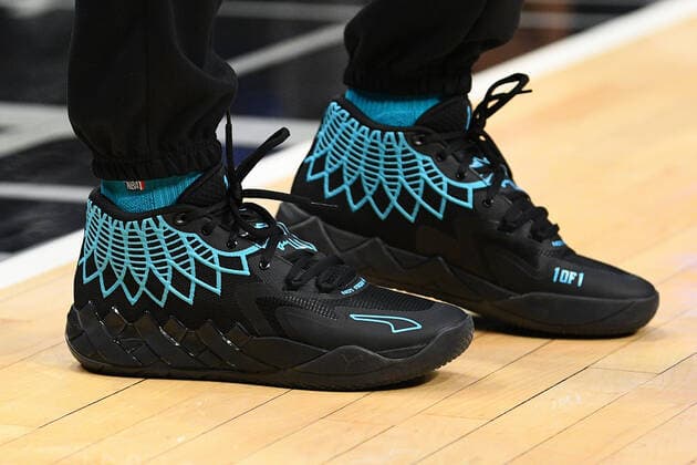 LOS ANGELES, CA - NOVEMBER 07: Charlotte Hornets Guard LaMelo Ball (2) sneakers during a NBA, Basketball Herren, USA game between the Charlotte Hornets and the Los Angeles Clippers on November 7, 2021 at STAPLES Center in Los Angeles, CA. (Photo by Brian Rothmuller Icon Sportswire) NBA: NOV 07 Hornets at Clippers Icon211107012