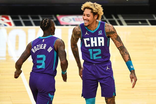 LOS ANGELES, CA - NOVEMBER 07: Charlotte Hornets Guard Kelly Oubre Jr. (12) celebrates with Charlotte Hornets Guard Terry Rozier (3) during a NBA, Basketball Herren, USA game between the Charlotte Hornets and the Los Angeles Clippers on November 7, 2021 at STAPLES Center in Los Angeles, CA. (Photo by Brian Rothmuller Icon Sportswire) NBA: NOV 07 Hornets at Clippers Icon211107019