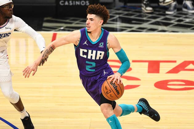 LOS ANGELES, CA - NOVEMBER 07: Charlotte Hornets Guard LaMelo Ball (2) drives to the basket during a NBA, Basketball Herren, USA game between the Charlotte Hornets and the Los Angeles Clippers on November 7, 2021 at STAPLES Center in Los Angeles, CA. (Photo by Brian Rothmuller Icon Sportswire) NBA: NOV 07 Hornets at Clippers Icon211107026
