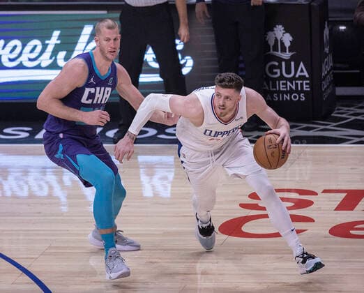 November 7, 2021, Los Angeles, California, USA: Isaiah Hartenstein 55 of the Los Angeles Clippers drives past Mason Plumlee 24 of the Charlotte Hornets during their NBA, Basketball Herren, USA game on Sunday November 7, 2021 at the Staples Center in Los Angeles, California. Clippers defeat Hornets, 120-106. PI Los Angeles USA - ZUMAp124 20211107_zaa_p124_010 Copyright: xJAVIERxROJASx