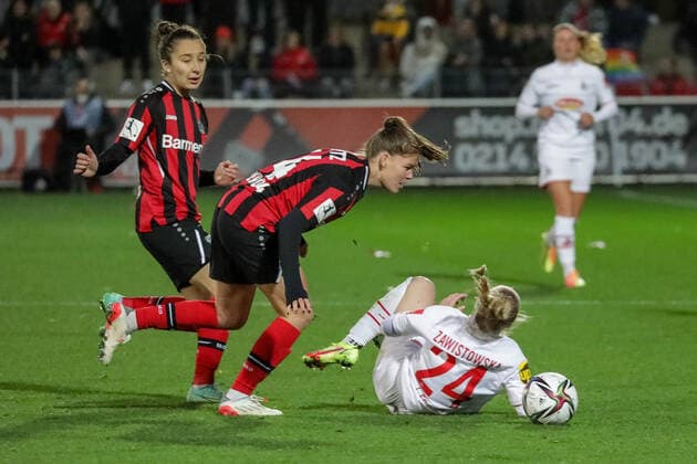 Weronika Zawistowska 1 FC Koeln, 24 and Juliane Wirtz Bayer04 Leverkusen, 14 and Sylwia Matysik Bayer04 Leverkusen, 04 Bayer 04 Leverkusen vs 1 FC Koeln, Football, 2 Women Bundesliga, Matchday 7, Season 2021 2022, 07 11 2021, Bayer 04 Leverkusen vs 1 FC Koeln, Football, 2 Women Bundesliga, Matchday 7, Season 2021 2022, 07 11 2021 Copyright: xEibner-Pressefoto SaraxRoustax EP_SRA