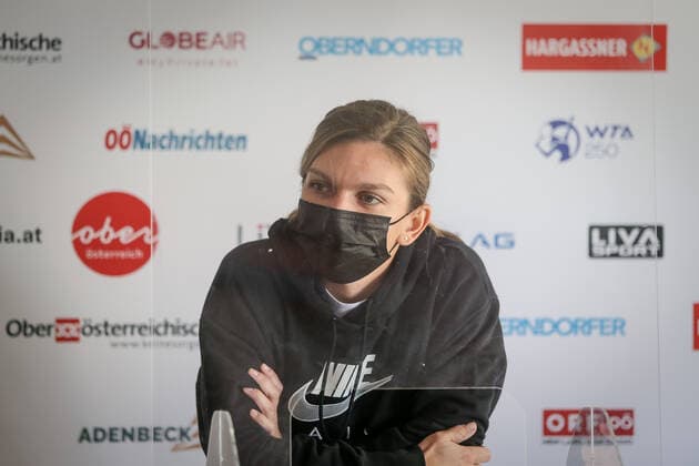 TENNIS - WTA, Tennis Damen Upper Austria Ladies Linz LINZ,AUSTRIA,08.NOV.21 - TENNIS - WTA Tour, Upper Austria Ladies Linz. Image shows Simona Halep (ROM) wearing a facemask during an interview.  GEPAxpictures xManfredxBinder