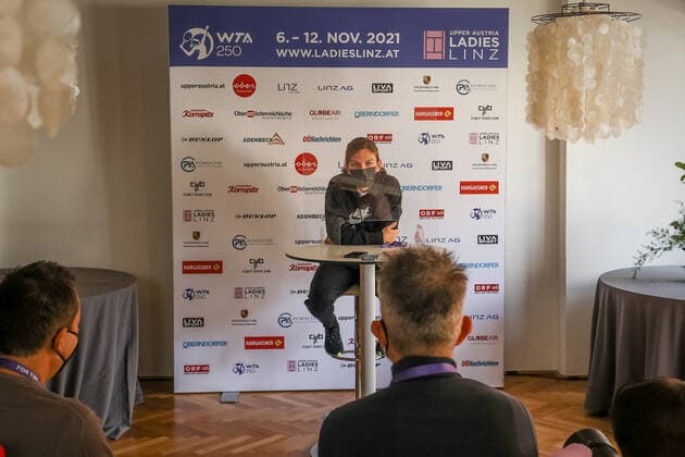 TENNIS - WTA, Tennis Damen Upper Austria Ladies Linz LINZ,AUSTRIA,08.NOV.21 - TENNIS - WTA Tour, Upper Austria Ladies Linz. Image shows Simona Halep (ROM) wearing a facemask during an interview.  GEPAxpictures xManfredxBinder