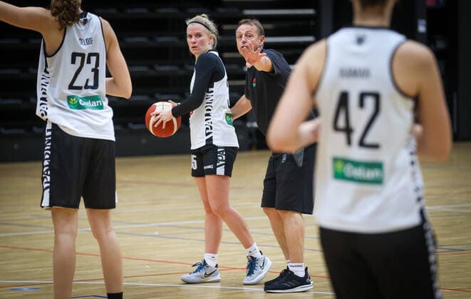 Sport Bilder des Tages Belgian Cats head coach Valery Demory gestures during a training session of Belgian national basket team the Belgian Cats, Monday 08 November 2021 in Antwerp. The team is preparing for the FIBA Women s EuroBasket 2023 Qualifier against Germany next Sunday. VIRGINIExLEFOUR  x3133297x