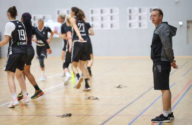 Belgian Cats head coach Valery Demory pictured during a training session of Belgian national basket team the Belgian Cats, Monday 08 November 2021 in Antwerp. The team is preparing for the FIBA Women s EuroBasket 2023 Qualifier against Germany next Sunday. VIRGINIExLEFOUR  x3133325x
