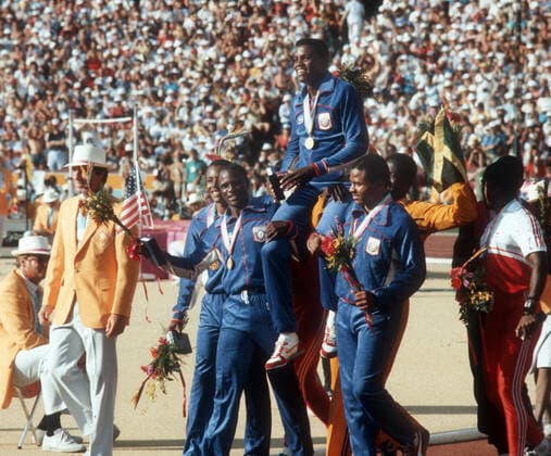 Olympische Spiele 1984 in Los Angeles. 4x100m Staffel USA: Carl Lewis auf den Schultern seiner Staffelkameraden 11.08.1984. *** 1984 Los Angeles Olympics 4x100m Relay USA Carl Lewis on the shoulders of his relay teammates 11 08 1984 HM
