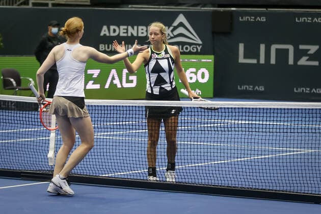 TENNIS - WTA, Tennis Damen Upper Austria Ladies Linz LINZ,AUSTRIA,08.NOV.21 - TENNIS - WTA Tour, Upper Austria Ladies Linz. Image shows Alison Van Uytvanck (BEL) and Sinja Kraus (AUT) with a handshake.  GEPAxpictures xManfredxBinder