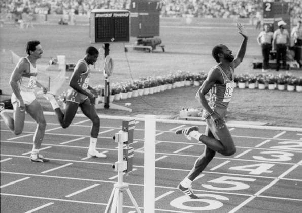 Olympische Spiele 1984 in Los Angeles. Zielfoto 400m Hürden: Edwin Moses (USA) im Ziel vor Danny Harris (USA) und Harald Schmid (BRD) 05.08.1984. *** Olympic Games 1984 in Los Angeles finish photo 400m hurdles Edwin Moses USA in front of Danny Harris USA and Harald Schmid BRD 05 08 1984 HM