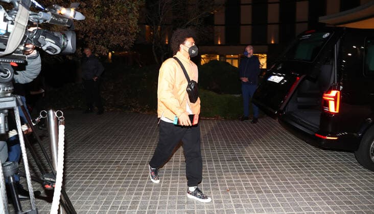 Sport Bilder des Tages Deuschland vs. Lichtenstein, WM Quali, Vorberichte Wolfsburg, 08.11.2021, WM Qualifikationsspiel Deutschland vs. Lichtenstein, Deutsche Fußballnationalmannschaft Ankunft im Hotel Ritz in Wolfsburg. Leroy Sane (Deutschland) Wolfsburg *** Germany vs Lichtenstein, World Cup Quali, Previews Wolfsburg, 08 11 2021, World Cup qualifier Germany vs Lichtenstein, German national football team arrival at Hotel Ritz in Wolfsburg Leroy Sane Germany Wolfsburg