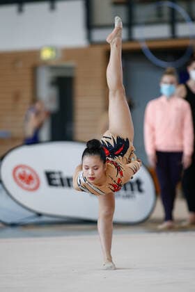 1 competition day of the German Gymnastics League RSG South 06 11 2021 Joline Cienphounghoang Vo TSV 03 Mommenheim during her exercise with clubs 1 competition day of the German Gymnastics League RSG South on 06 11 2021 in the Wolfgang Steubing Hall in Frankfurt am Main Copyright: xBEAUTIFULxSPORTS U.xFassbenderx