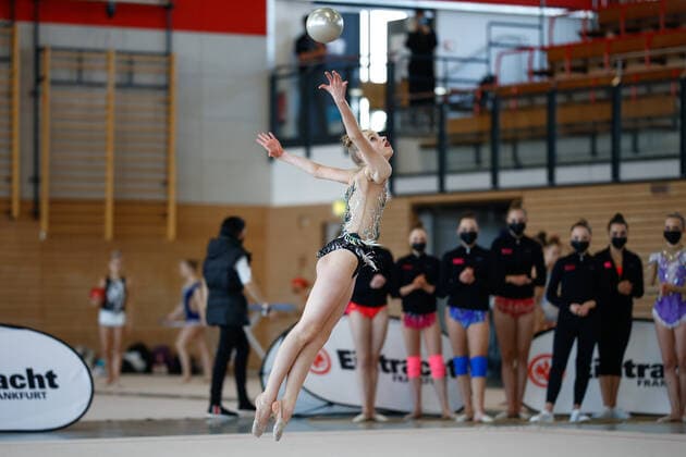 1 competition day of the German Gymnastics League RSG South 06 11 2021 Diana Steckaite SSC Karlsruhe during her exercise with ball 1 competition day of the German Gymnastics League RSG South on 06 11 2021 in the Wolfgang Steubing Hall in Frankfurt am Main Copyright: xBEAUTIFULxSPORTS U.xFassbenderx