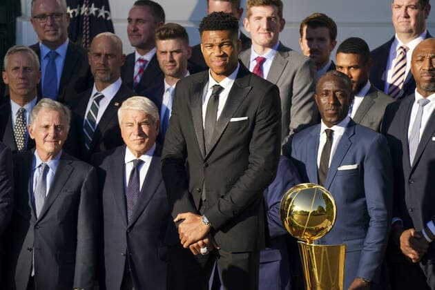 Giannis Antetokounmpo of the Milwaukee Bucks attends a ceremony to honor the team s 2021 NBA, Basketball Herren, USA Championship on the South Lawn of the White House in Washington, DC on Monday, November 8, 2021. The Milwaukee Bucks defeated the Phoenix Suns to win the championship. Photo Leigh Vogel UPI  WAP20211108906 LeighxVogel