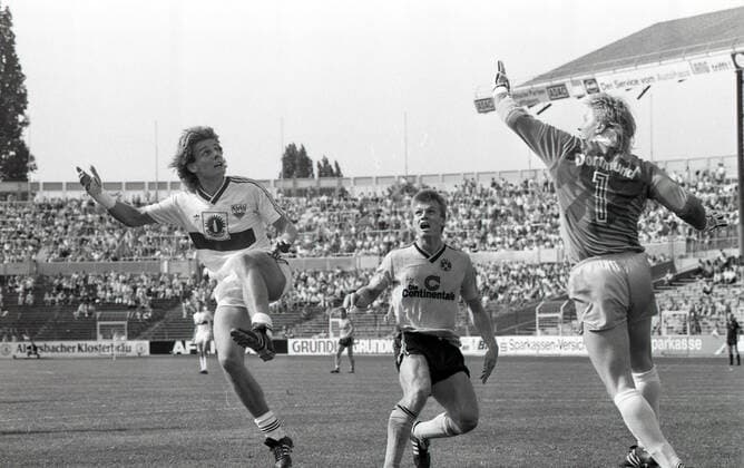 07.05.88 VfB Stuttgart - Borussia Dortmund Deutschland, Stuttgart, 07.05.1988, Fussball, Bundesliga, VfB Stuttgart - Borussia Dortmund (2:2): v.l. Michael Schröder (VfB Stuttgart), Thomas Helmer, Wolfgang de Beer (beide Borussia Dortmund). *** 07 05 88 VfB Stuttgart Borussia Dortmund Germany, Stuttgart, 07 05 1988, Football, Bundesliga, VfB Stuttgart Borussia Dortmund 2 2 v l Michael Schröder VfB Stuttgart , Thomas Helmer, Wolfgang de Beer both Borussia Dortmund
