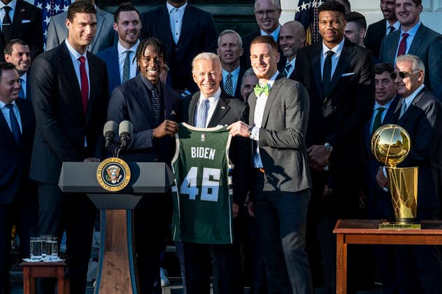 November 8, 2021, Washington, District of Columbia, USA: President JOE BIDEN holds up a Milwaukee Bucks jersey with the number 46 on it after speaking about the Milwaukee Bucks winning the 2021 NBA, Basketball Herren, USA Championship. Washington USA - ZUMAb161 20211108_zap_b161_043 Copyright: xMichaelxBrochsteinx