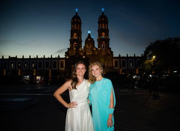 Mandatory Credit: Photo by Rob Prange Shutterstock (12594745cj) Barbora Krejcikova & Katerina Siniakova of the Czech Republic during the iconic photo shoot ahead of ceremony of the 2021 Akron WTA, Tennis Damen Finals Guadalajara WTA tennis tournament 2021 Akron WTA Finals Guadalajara Monday Draw - 08 Nov 2021 2021 Akron WTA Finals Guadalajara Monday Draw - 08 Nov 2021  Copyright: xRobxPrange Shutterstockx 12594745cj