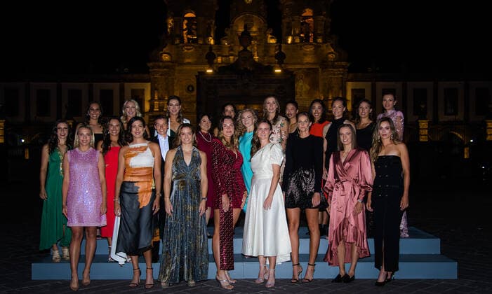 November 8, 2021, GUADALAJARA, MEXICO: Andreja Klepac of Slovenia, Darija Jurak of Croatia, Shuai Zhang of China, Samantha Stosur of Australia, Nicole Melichar of the United States & Demi Schuurs of the Netherlands, Barbora Krejcikova, Katerina Siniakova of the Czech Republic, Ena Shibahara, Shuko Aoyama of Japan, Desirae Krawczyk of the United States, Alexa Guarachi of Chile, Giuliana Olmos of Mexio & Sharon Fichman of Canada, Anett Kontaveit of Estonia, Garbine Muguruza of Spain, Maria Sakkari of Greece, Aryna Sabalenka of Belarus, Barbora Krejcikova of the Czech Republic, Karolina Pliskova of the Czech Republic, Iga Swiatek of Poland & Paula Badosa of Spain during the iconic photo shoot ahead of ceremony of the 2021 Akron WTA, Tennis Damen Finals Guadalajara WTA tennis tournament GUADALAJARA MEXICO - ZUMAa181 20211108_zaa_a181_016 Copyright: xRobxPrangex