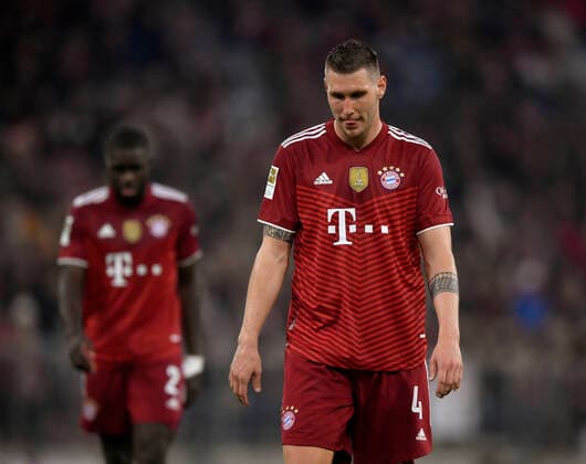 06 11 2021, Football 1 Bundesliga 2021 2022, Matchday 11, FC Bayern Munich SC Freiburg, at Allianz Arena Munich Niklas Süle FC Bayern Munich reflective DFL and DFB regulations prohibit any use of photographs as image sequences and or quasi video