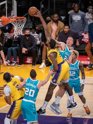 November 8, 2021, Los Angeles, California, USA: DeAndre Jordan 10 of the Los Angeles Lakers goes for a dunk during their regular season NBA, Basketball Herren, USA game with the Charlotte Hornets on Monday November 8, 2021 at the Staples Center in Los Angeles, California. Lakers defeat Hornets, 126-123. PI Los Angeles USA - ZUMAp124 20211108_zaa_p124_020 Copyright: xJAVIERxROJASx