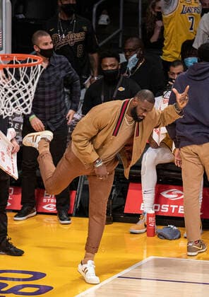 November 8, 2021, Los Angeles, California, USA: LeBron James 6 of the Los Angeles Lakers during their regular season NBA, Basketball Herren, USA game with the Charlotte Hornets on Monday November 8, 2021 at the Staples Center in Los Angeles, California. Lakers defeat Hornets, 126-123. PI Los Angeles USA - ZUMAp124 20211108_zaa_p124_030 Copyright: xJAVIERxROJASx