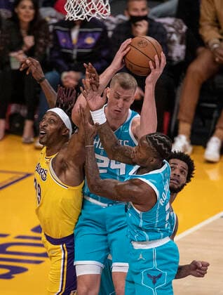 November 8, 2021, Los Angeles, California, USA: Mason Plumlee 24 of the Charlotte Hornets wins a rebound during their regular season NBA, Basketball Herren, USA game with the Los Angeles Lakers on Monday November 8, 2021 at the Staples Center in Los Angeles, California. Lakers defeat Hornets, 126-123. PI Los Angeles USA - ZUMAp124 20211108_zaa_p124_034 Copyright: xJAVIERxROJASx