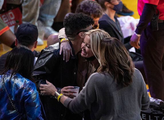 November 8, 2021, Los Angeles, California, USA: Rapper Bad Bunny is greeted by Los Angeles Lakers owner, Jeanie Buss at the regular season NBA, Basketball Herren, USA game between the Los Angeles Lakers and the Charlotte Hornets on Monday November 8, 2021 at the Staples Center in Los Angeles, California. Lakers defeat Hornets, 126-123. PI Los Angeles USA - ZUMAp124 20211108_zaa_p124_057 Copyright: xJAVIERxROJASx