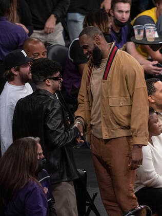 November 8, 2021, Los Angeles, California, USA: Rapper Bad Bunny shakes hands with LeBron James at the regular season NBA, Basketball Herren, USA game between the Los Angeles Lakers and the Charlotte Hornets on Monday November 8, 2021 at the Staples Center in Los Angeles, California. Lakers defeat Hornets, 126-123. PI Los Angeles USA - ZUMAp124 20211108_zaa_p124_058 Copyright: xJAVIERxROJASx