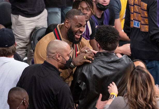 November 8, 2021, Los Angeles, California, USA: Rapper Bad Bunny is greeted by LeBron James at the regular season NBA, Basketball Herren, USA game between the Los Angeles Lakers and the Charlotte Hornets on Monday November 8, 2021 at the Staples Center in Los Angeles, California. Lakers defeat Hornets, 126-123. PI Los Angeles USA - ZUMAp124 20211108_zaa_p124_059 Copyright: xJAVIERxROJASx