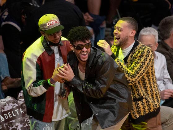 November 8, 2021, Los Angeles, California, USA: Rapper Bad Bunny attends the regular season NBA, Basketball Herren, USA game between the Los Angeles Lakers and the Charlotte Hornets on Monday November 8, 2021 at the Staples Center in Los Angeles, California. Lakers defeat Hornets, 126-123. PI Los Angeles USA - ZUMAp124 20211108_zaa_p124_070 Copyright: xJAVIERxROJASx