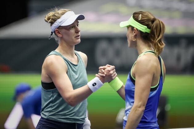 TENNIS - WTA, Tennis Damen Upper Austria Ladies Linz LINZ,AUSTRIA,09.NOV.21 - TENNIS - WTA Tour, Upper Austria Ladies Linz. Image shows the handshake of Alison Riske (USA) and Alize Cornet (FRA).  GEPAxpictures xManfredxBinder