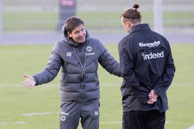 Sport Themen der Woche KW45 Sport Bilder des Tages Training Eintracht Frankfurt Trainer Oliver Glasner (Eintracht Frankfurt) und Jugendtrainer und Markenbotschafter Alex Meier (Eintracht Frankfurt). Training von Eintracht Frankfurt am 9. November 2021 im Deutsche Bank Park in Frankfurt am Main. - Nach Vorgaben der DFL, Deutsche Fußball Liga, ist es untersagt, in dem Stadion und oder vom Spiel angefertigte Fotoaufnahmen in Form von Sequenzbildern und oder videoähnlichen Fotostrecken zu verwerten bzw. verwerten zu lassen., Frankfurt am Main Hessen Deutschland Deutsche Bank Park *** Training Eintracht Frankfurt coach Oliver Glasner Eintracht Frankfurt and youth coach and brand ambassador Alex Meier Eintracht Frankfurt training of Eintracht Frankfurt on 9 November 2021 in Deutsche Bank Park in Frankfurt am Main According to the requirements of the DFL, German Football League, it is prohibited in the stadium and or from the game made photographs in the form of sequence pictures and or video-like photo series to exploit or to let exploit , Frankfurt am Main Hesse Germany Deutsche Bank Park