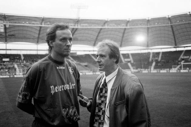 27.08.95 Stuttgarter Kickers - FC Bayern München Deutschland, Stuttgart, 27.05.1995, Fussball, DFB-Pokal, Stuttgarter Kickers- FC Bayern München (0:1): re. Roy Kieferle. *** 27 08 95 Stuttgarter Kickers FC Bayern München Germany, Stuttgart, 27 05 1995, Football, DFB Pokal, Stuttgarter Kickers FC Bayern München 0 1 re Roy Kieferle