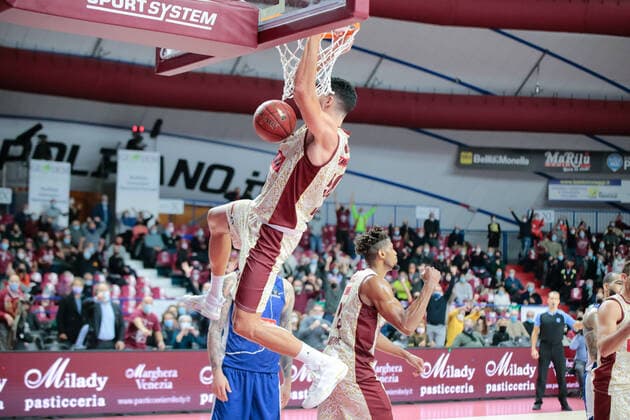 Mandatory Credit: Photo by Mattia Radoni LiveMedia Shutterstock (12596137cf) Mitchell Watt (Umana Reyer Venezia) Basketball EuroCup Championship Umana Reyer Venezia vs Buducnost Voli Podgorica, Palasport Taliercio, Venice, Italy - 09 Nov 2021 Basketball EuroCup Championship Umana Reyer Venezia vs Buducnost Voli Podgorica, Palasport Taliercio, Venice, Italy - 09 Nov 2021  Copyright: xMattiaxRadoni LiveMedia Shutterstockx 12596137cf